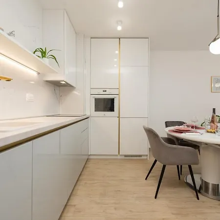 Apartment Designer With Garage And Balcony - *