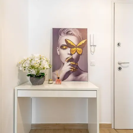 Apartment Designer With Garage And Balcony - *