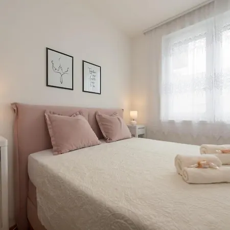 Apartment Designer With Garage And Balcony - *