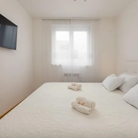 Designer With Garage And Balcony - Apartment Zadar