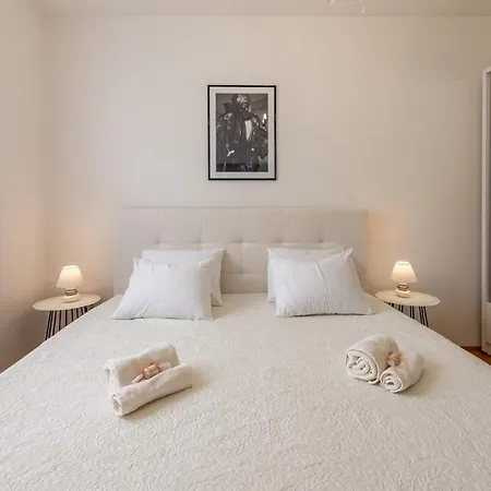 Apartment Designer With Garage And Balcony - *