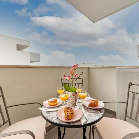 Apartment Designer With Garage And Balcony - *