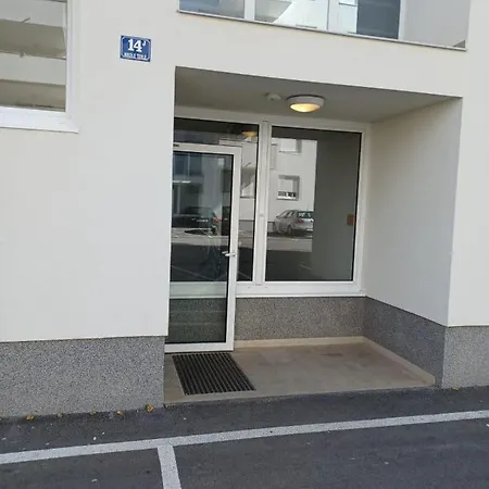 Designer With Garage And Balcony - Apartment Zadar